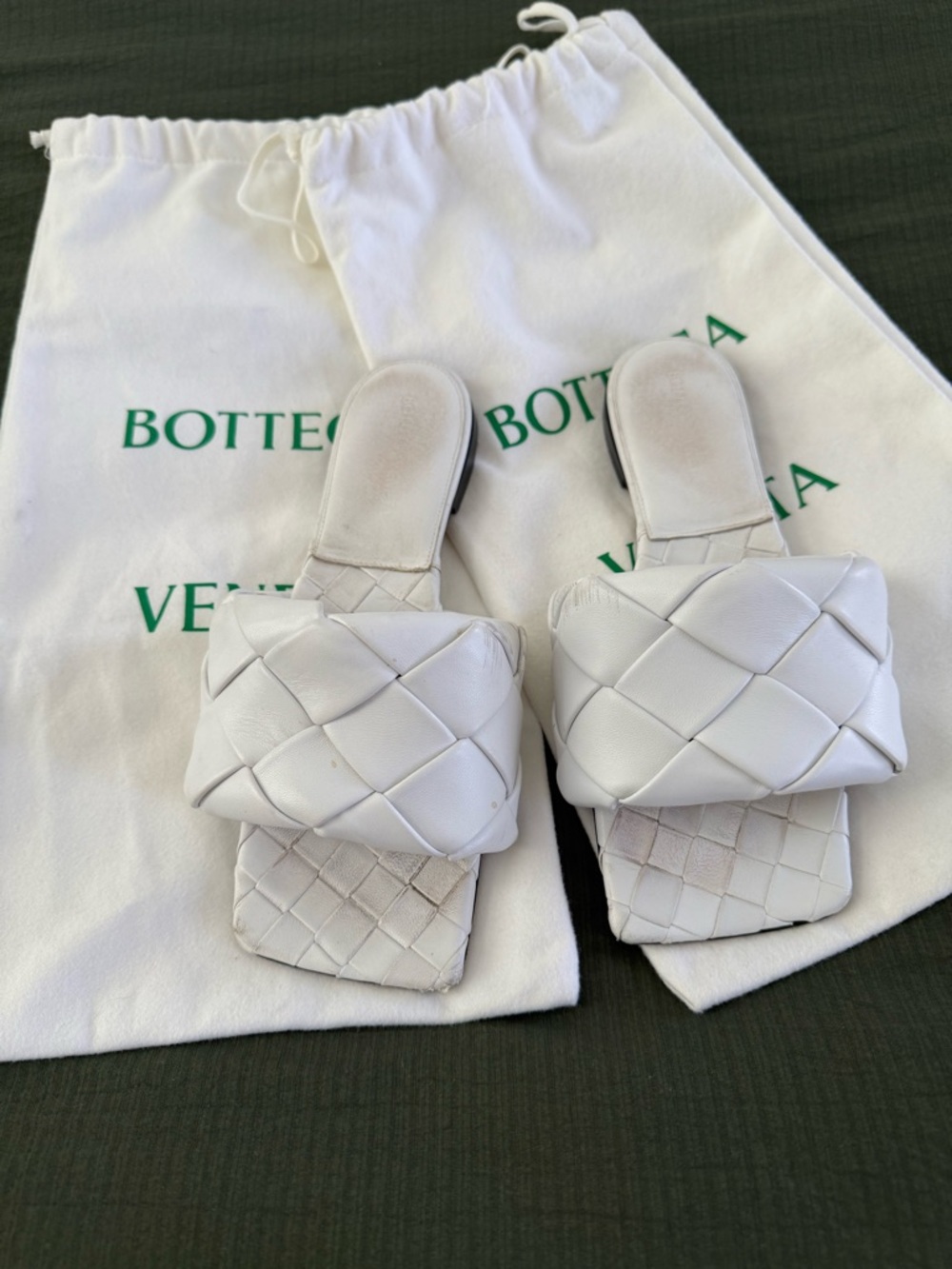 AUTHENTIC : Bottega Veneta White Padded Intrecciato Slide Sandals